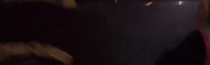 盛世棋牌官网-小秀身材！文班亚马打赤膊坐在大巴上 引得球迷连连尖叫