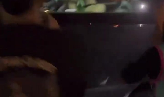 盛世棋牌官网-小秀身材！文班亚马打赤膊坐在大巴上 引得球迷连连尖叫