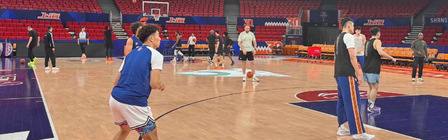 盛世棋牌-上海备战广州！李添荣跟队，6人主动加练，弗格回应状态回暖！