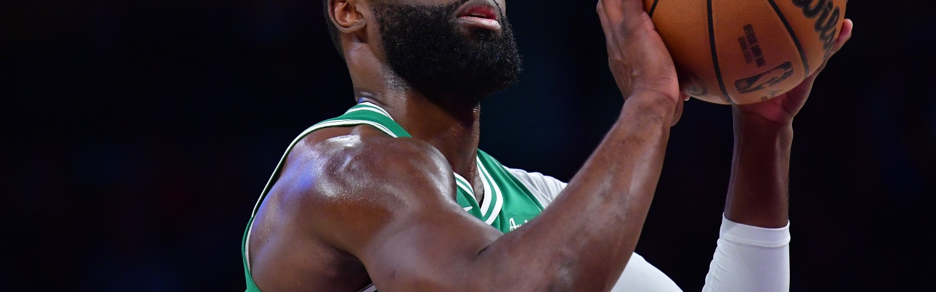 盛世棋牌官方下载-杰伦·布朗播客再谈判罚：雷霆的犯规动作都不吹 我本应该罚22个